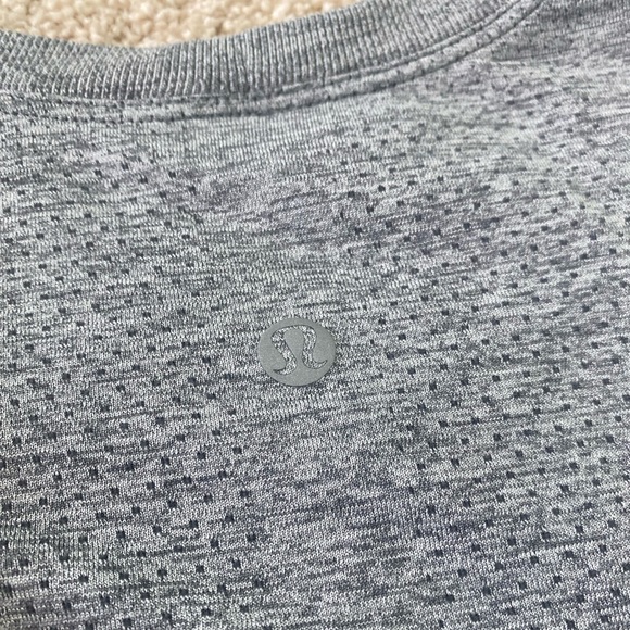 Brand new relaxed fit lululemon long sleeve - size 4 - Picture 2 of 6